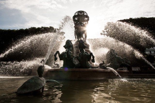 6 consejos básicos para hacer fotografías del agua: Fuente con el sol de frente.