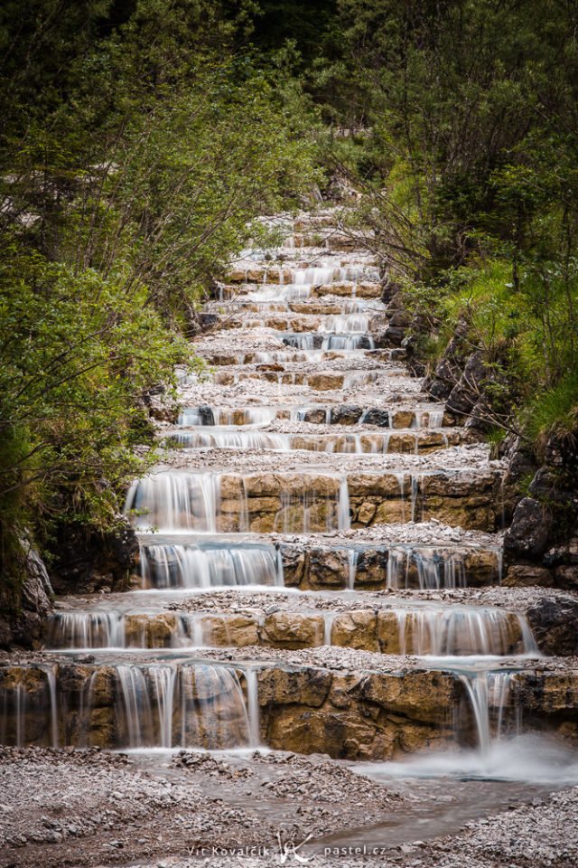 6 consejos básicos para hacer fotografías del agua: Cascada artificial en los Alpes de Alemania.