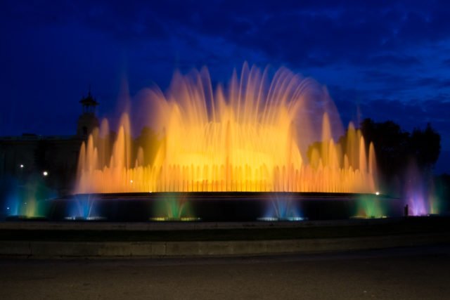 6 consejos básicos para hacer fotografías del agua: La Fuente Mágica de Barcelona iluminada.