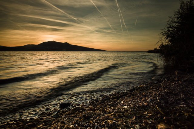 6 consejos básicos para hacer fotografías del agua: Embalse de Molinos Nuevos y el Monte de Pálava al fondo, tomada en un tiempo relativamente corto.